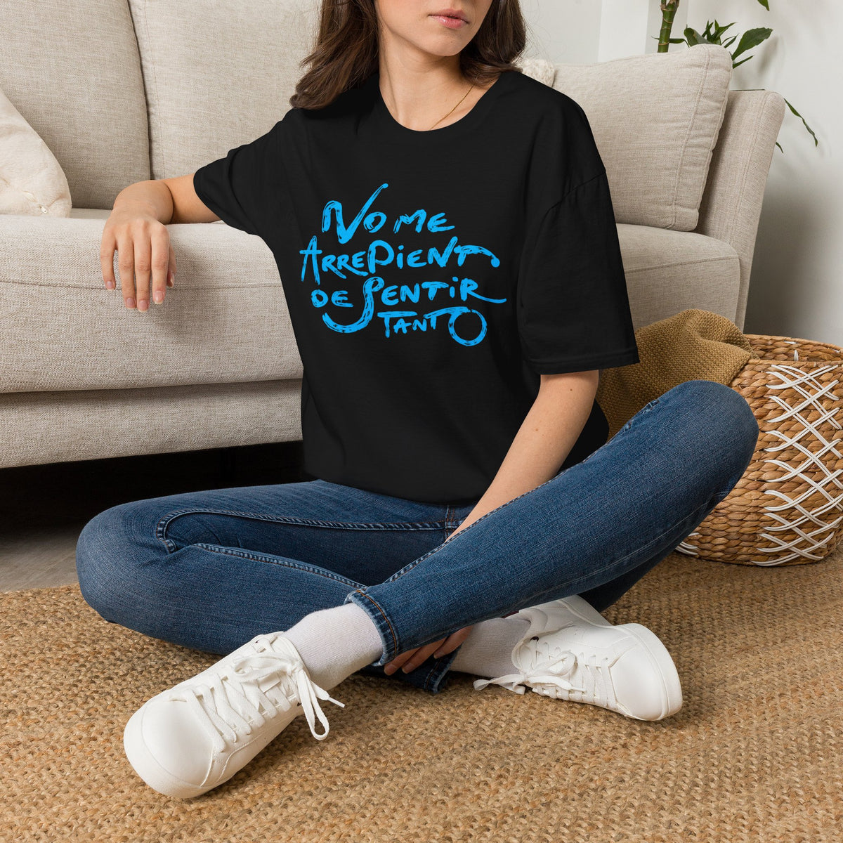 T-Shirt — "No Me Arrepiento de Sentir Tanto" Blue Brush Script