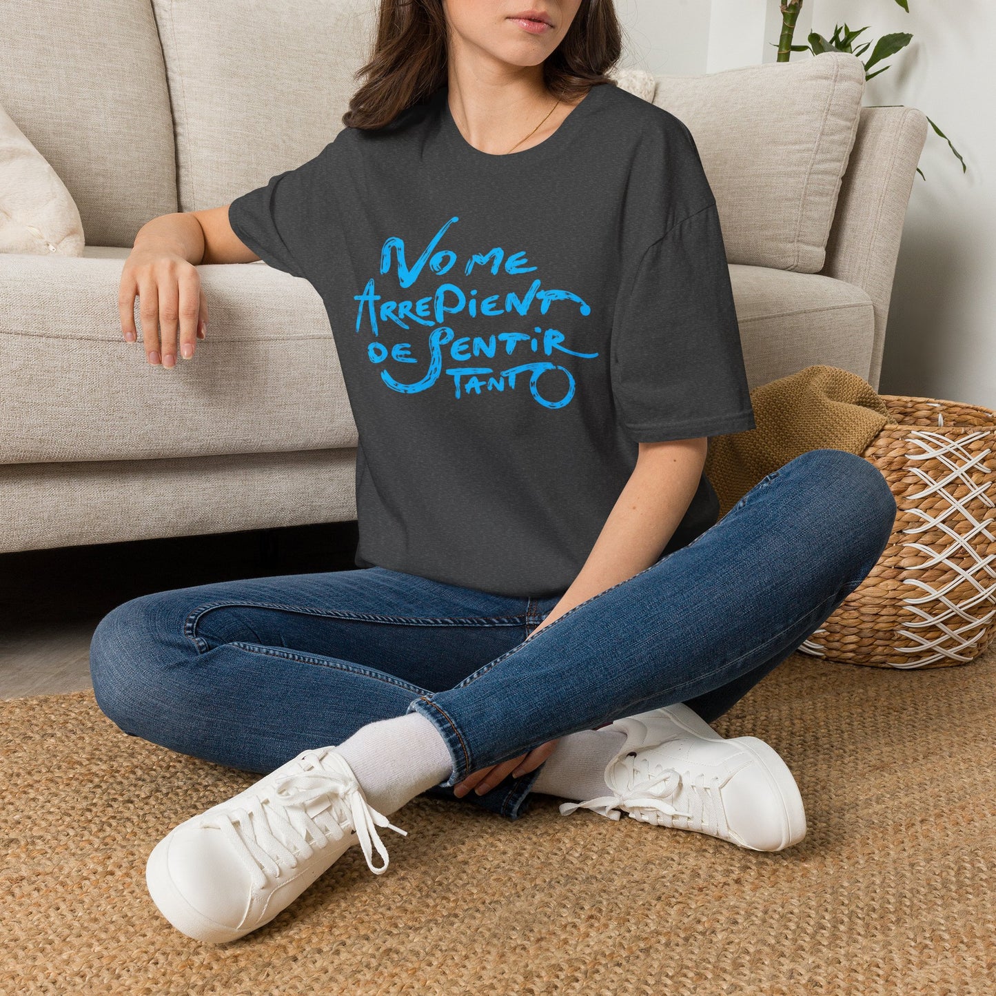 T-Shirt — "No Me Arrepiento de Sentir Tanto" Blue Brush Script