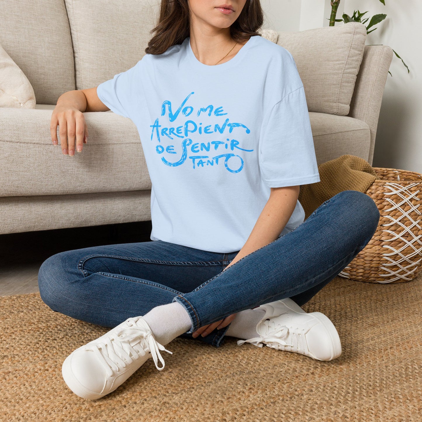 T-Shirt — "No Me Arrepiento de Sentir Tanto" Blue Brush Script