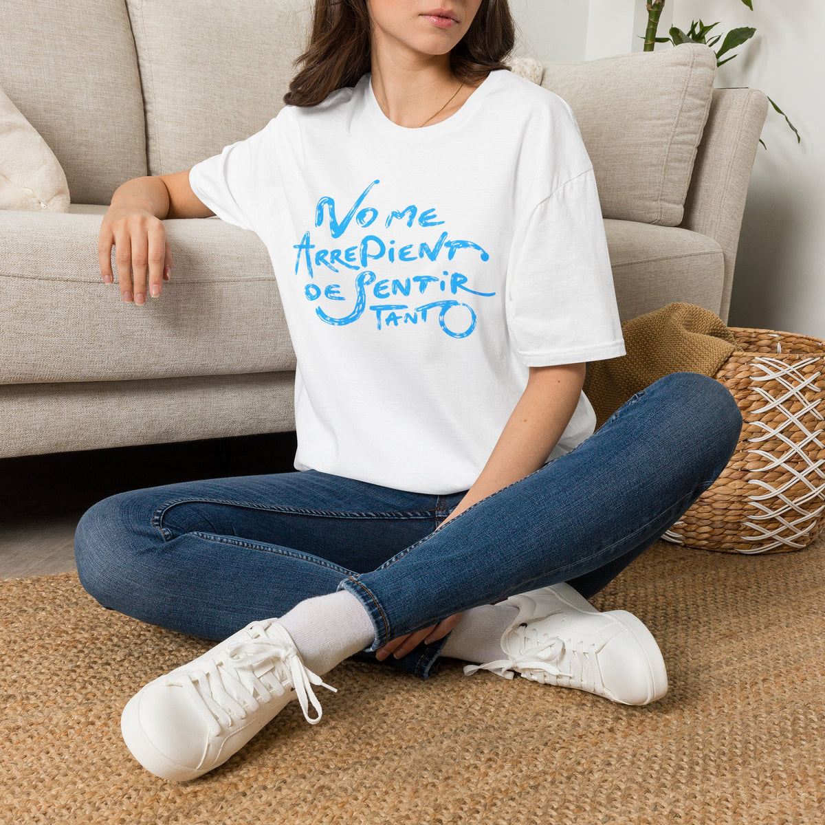 T-Shirt — "No Me Arrepiento de Sentir Tanto" Blue Brush Script
